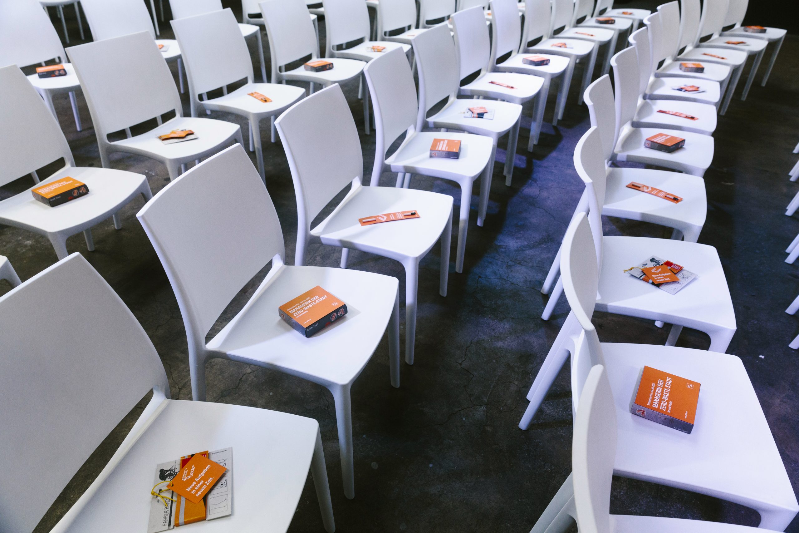 Leere Stuhlreihen mit einem Goodie im BSR Look auf der Sitzfläche.