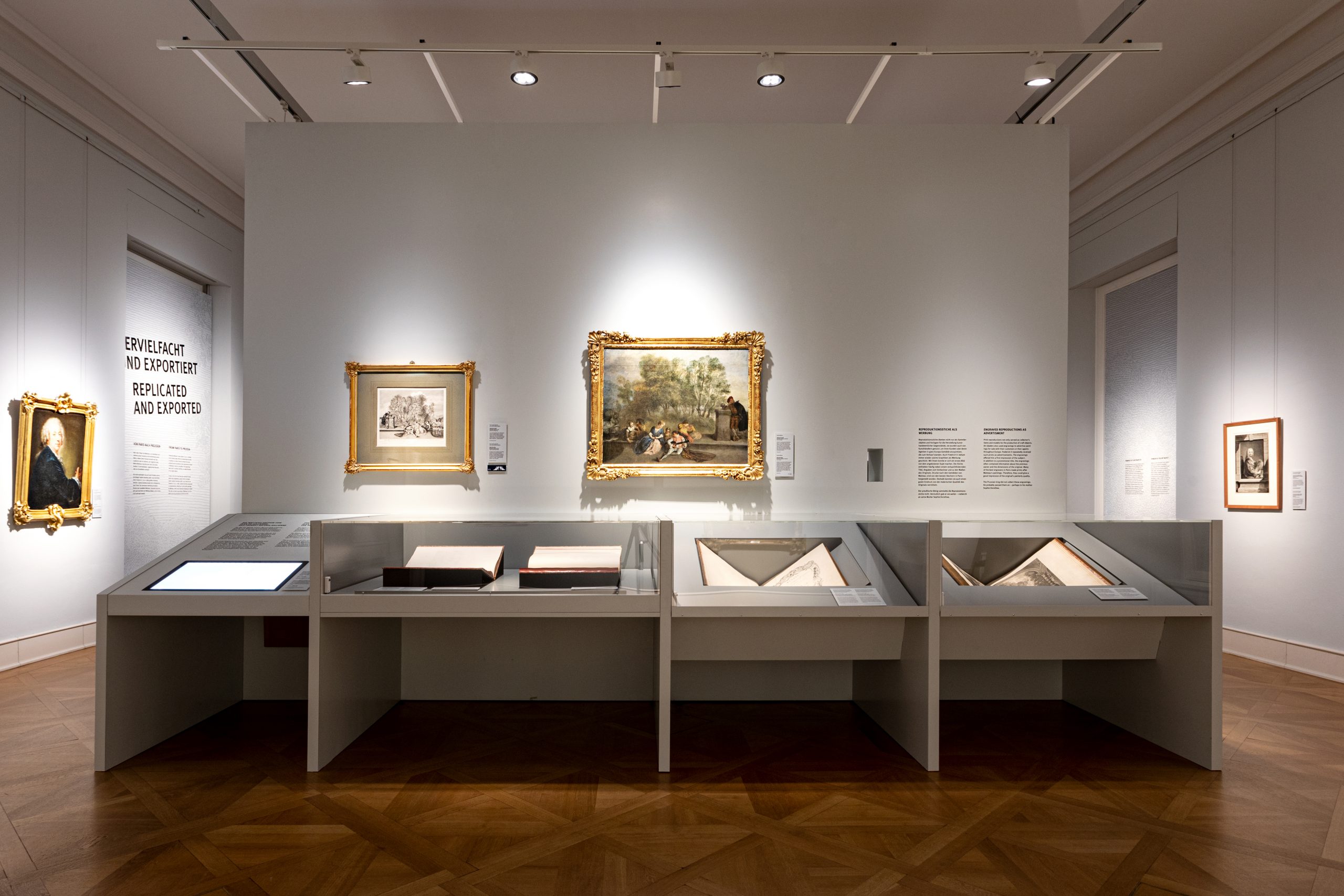Vitrinen und Ausstellungswand der Sonderausstellung Antoine Watteau Kunst Markt Gewerbe im Schloss Charlottenburg in Berlin.