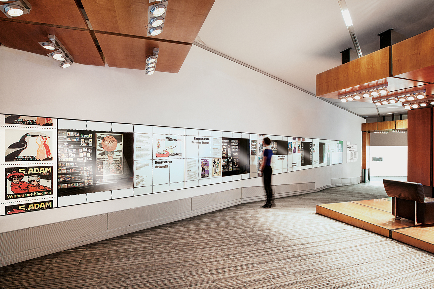 Wand und Raum der Ausstellung "Sammelwut und Bilderflut