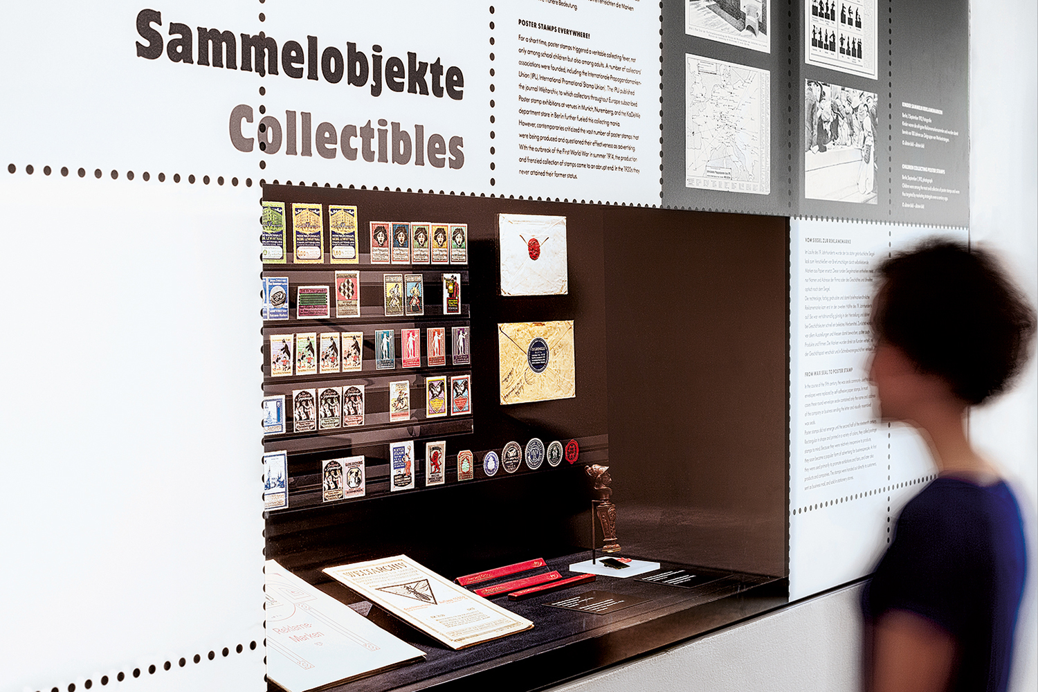 Detail der Ausstellungswand "Sammelwut und Bilderflut mit Fokus auf die »Reklamemarke«.