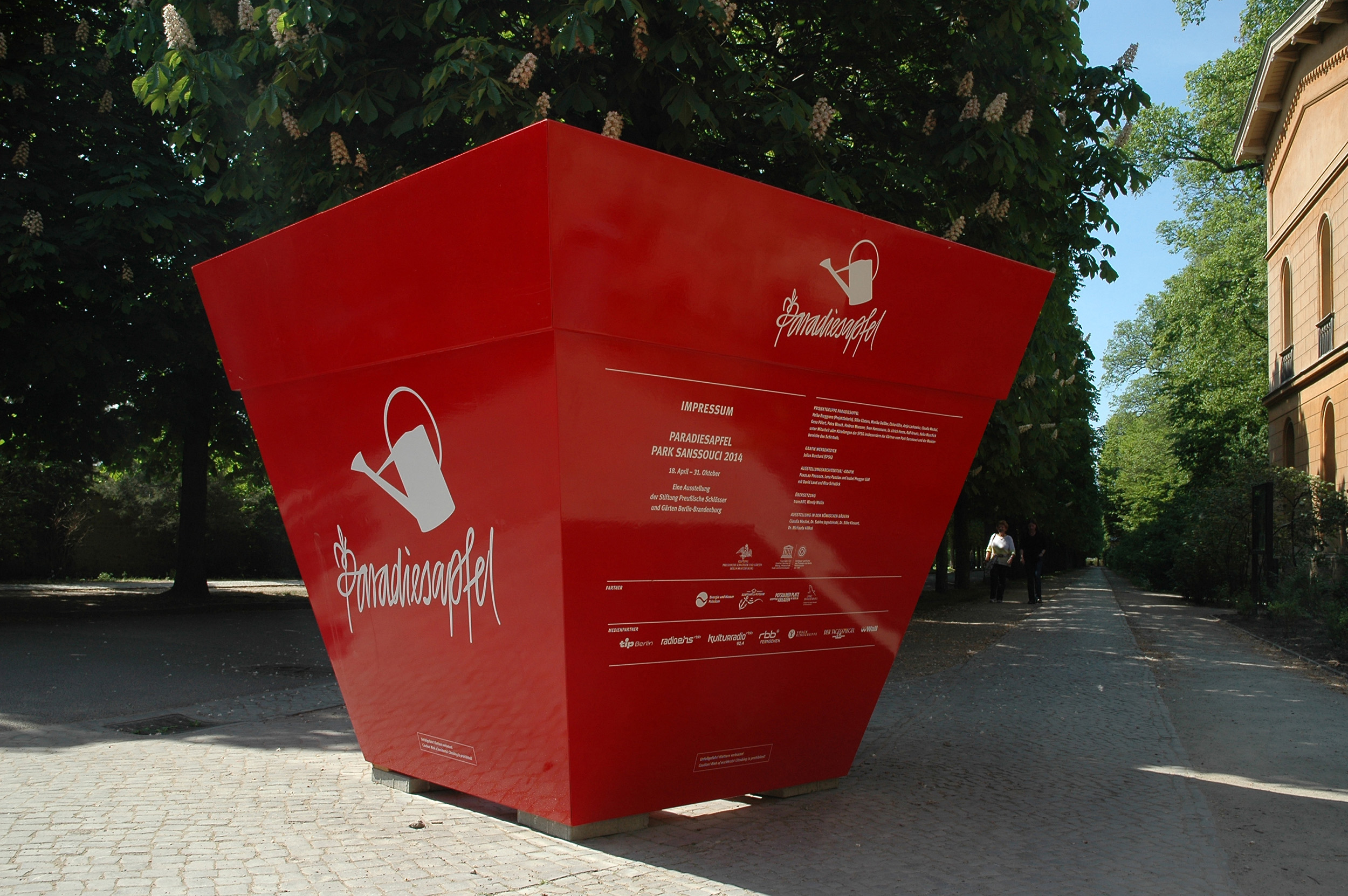 Große, würfelförmige Informationsskultptur zur Outdoorausstellung Paradiesapfel.