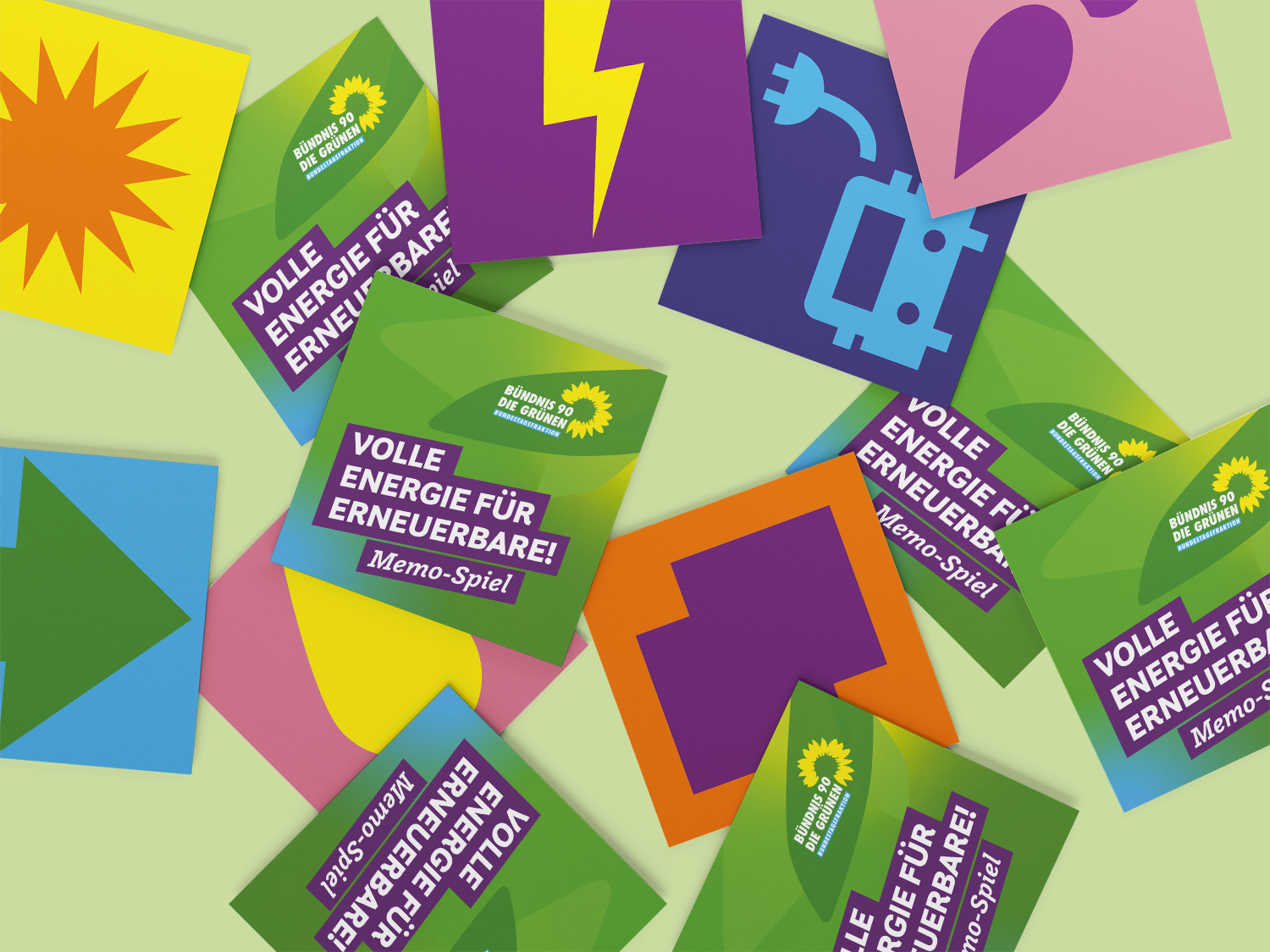 Memo-Spiel Karten mit Energiewende Symbolen ausgebreitet auf einem hellgrünen Untergrund.